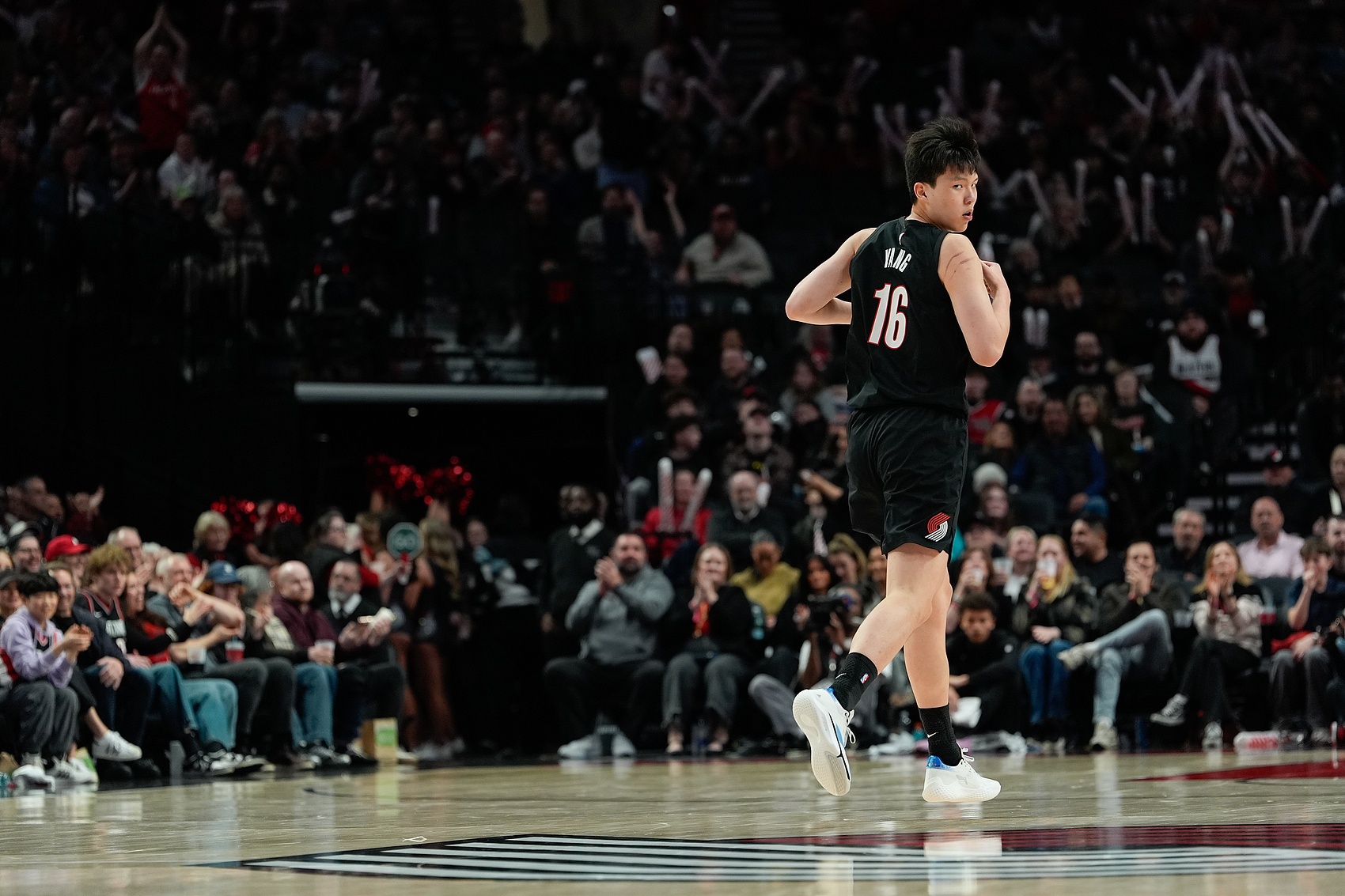 500彩票网直播官方-上来跑两圈有氧~杨瀚森最后时刻出战1分52秒无数据进账 正负值+1